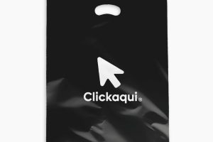 250-sacola-plastica-com-alca-vazada-300x400mm-em-polietileno-pebd-013-mm-preto-1x0-sem-enobrecimento-modelo-padrao-765671